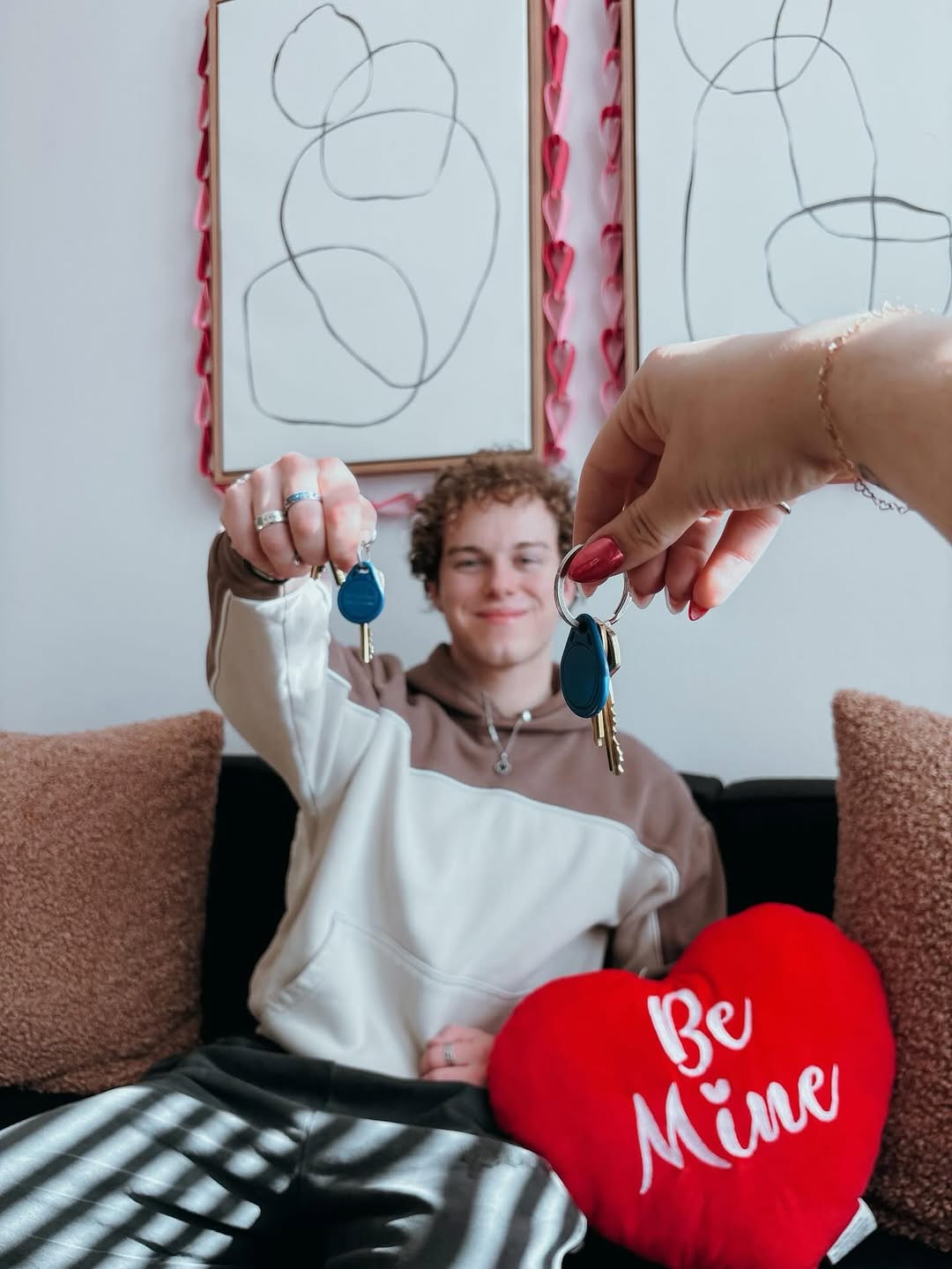 Your roommate search just paid off. \ud83d\udcb8\n\nHave a friend who would be the perfect addition to your 4x4 or 5x5 at HERE Reno? Refer them to fill an open space in your unit and you'll receive a $300 gift card when they sign! Just make sure they include your name on their application. This special is limited to the first 10 referrals, so act fast and lock in your reward!\n\n