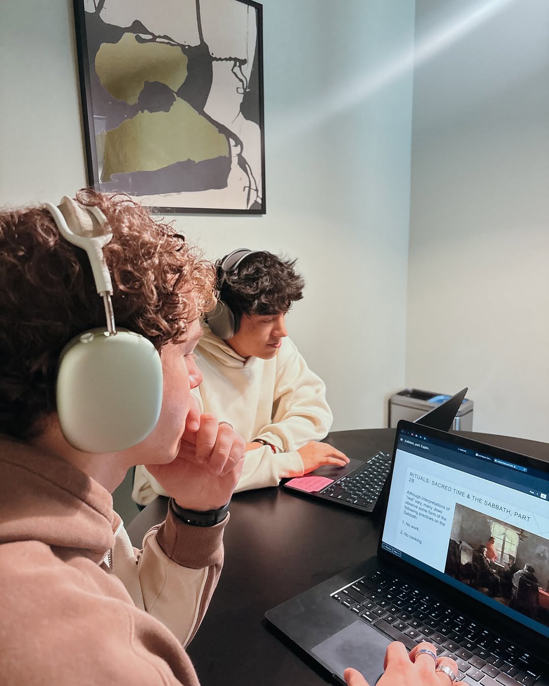 Tour it. Sign it. Win it. \ud83c\udfa7\n\nNow is the perfect time to check out HERE Reno! From now until 3\/14, tour our community and sign within 48 hours of your visit to be entered to win a pair of Air Max headphones. It is that simple! Come explore our spaces, see the amenities for yourself, and secure your spot. You could be leveling up your living situation and your playlist at the same time!\n\n